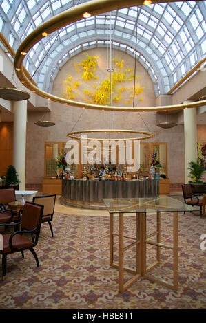 SINGAPORE - Luglio 23rd, 2016: luxury hotel lobby con pavimenti di marmo e vetro Foto Stock