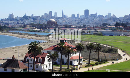 SAN FRANCISCO, STATI UNITI D'AMERICA - Ottobre 5th, 2014: Crissy Field, il Palazzo delle Belle Arti e lo skyline del centro cittadino in background Foto Stock