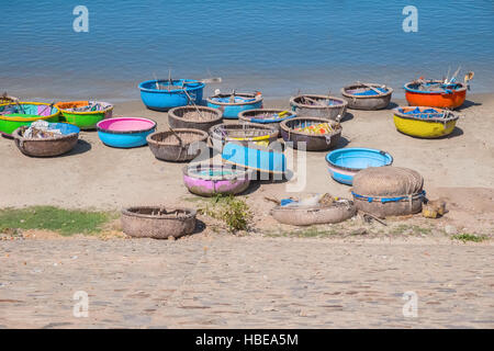 Colorate barche tradizionali nel villaggio di pescatori, Mui Ne Binh Thuan Provincia del Vietnam del Sud-est asiatico. Cestello rotondo barche, Thung Chai Foto Stock