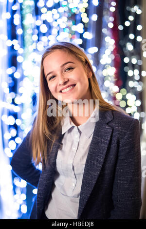 Bella donna per celebrare il capodanno al partito. Foto Stock