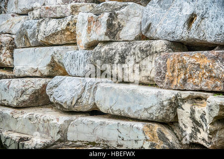 Background e texture da un muro fatto di grosse pietre Foto Stock