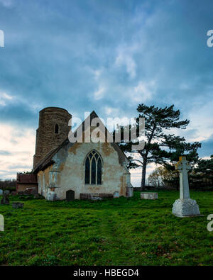 Ramsholt, Woodbridge. England Regno Unito. Ramsholt Chiesa di Tutti i Santi fotografato durante il crepuscolo per illuminazione delicata e drammatica del cielo. Foto Stock