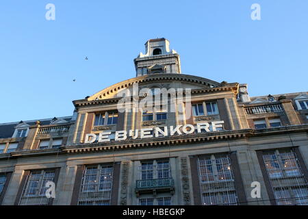 Facciata della monumentale Bijenkorf department store nel centro di Amsterdam su un angolo della piazza Dam e la Damrak Foto Stock