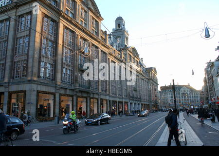 La facciata della monumental De Bijenkorf department store nel centro di Amsterdam su un angolo della piazza Dam e la Damrak Foto Stock