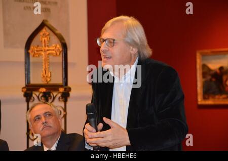 Napoli, Italia. 5 dicembre, 2016. Vittorio Sgabri, storico e critico di arte apre la mostra ' I Tesori Nascosti- Tino di Camaino, Caravaggio, Gemito", "nella Chiesa di Santa Maria a Pietrarsa nel cuore del centro storico di Napoli. © Angela Acanfora/Pacific Press/Alamy Live News Foto Stock