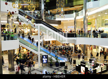 WestQuay shopping centre di Southampton in una trafficata dicembre pomeriggio Foto Stock