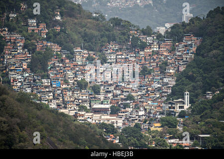 Vista della Favela di Santa Marta a Rio de Janeiro in Brasile. Foto Stock