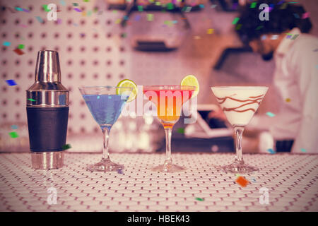 Immagine composita di vari cocktail e bevande shaker sul bancone bar Foto Stock