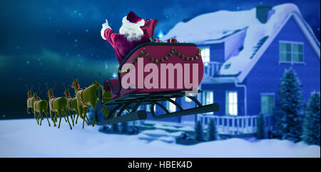 Immagine composita di santa claus equitazione sulla slitta durante il periodo di Natale Foto Stock