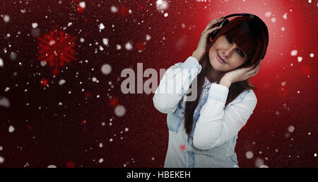 Immagine composita del ritratto di una donna tanga con cuffie Foto Stock