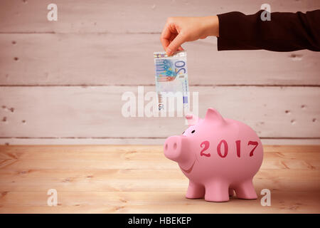 Immagine composita di businesswomans mano azienda venti euro nota Foto Stock