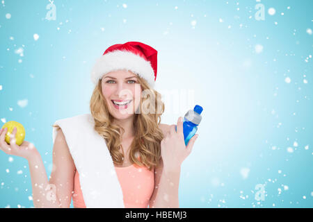 Immagine composita di festosa montare bionda sorridente in telecamera Foto Stock