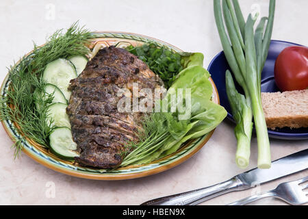 Carpa fritta in panna acida con verdure. Foto Stock