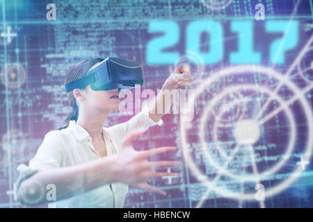 Immagine composita della donna che utilizza una realtà virtuale dispositivo Foto Stock