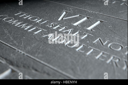 Un 3D render di primo piano dei dieci comandamenti inciso in una tavoletta di pietra evidenziando il settimo Foto Stock