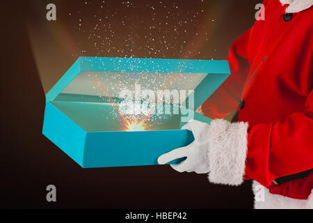 Immagine composita di santa claus apertura confezione regalo Foto Stock