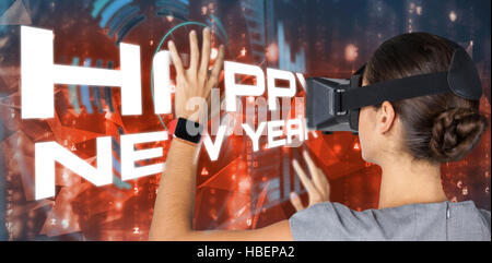 Immagine composita della donna utilizzando virtual occhiali video mentre gesticolando su sfondo bianco Foto Stock
