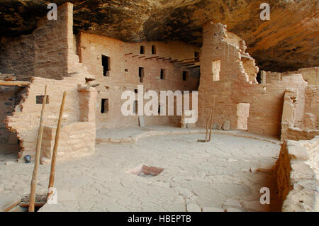 Ripristinato Kivas in Plaza C, a tre piani e la casa torre, Spruce Tree House Cliff abitazione Anasazi Hisatsinom ancestrale sito Pueblo, Chapin Mesa, Mesa Foto Stock