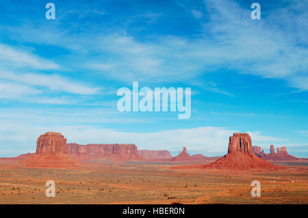 Artista del punto si affacciano, Merrick Butte, Sentinel Mesa, Big indiani, East Mitten, Castello, Orso e coniglio e Stagecoach Buttes, Monument Valley Navajo Foto Stock