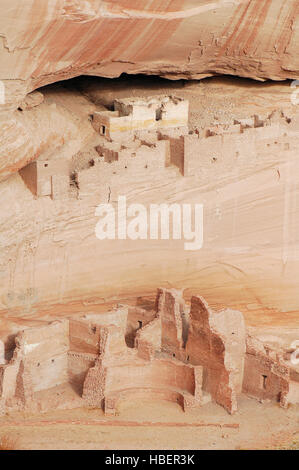 Casa bianca rovine e petroglifi Canyon De Chelly dalla Casa Bianca si affacciano, Hisatsinom Anasazi Cliff Dwellings, Canyon De Chelly monumento nazionale, Foto Stock