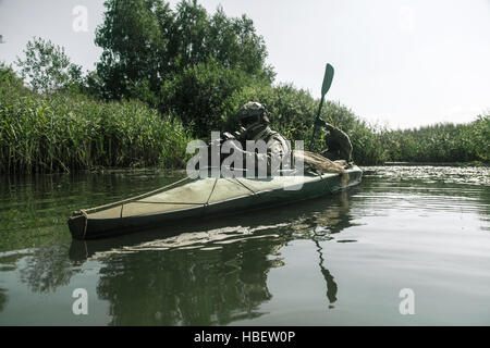 Spec Ops in kayak militare Foto Stock