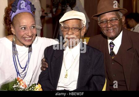 Foto File / cantanti di Teresita Garcia Caturla (Tete) (L), Pio Leiva, (C) da Buena Vista Social Club, e Guillermo Rubalcaba, (R) anche di Buena Vista Social Club nel corso di una conferenza stampa presso l'Hotel Nazionale in Avana, febbraio 2004. È il gruppo dei leggendari musicisti cubani che hanno coltivato il 'Son Cubano' negli anni 1930-1950. Essi registrare e fare presentazioni internazionale guadagnando un Grammy Award e Oscar nomination per il film "Buena Vista Social Club" di tedesco film del regista Wim Wenders. Ottobre 29, 1999. Credito: Jorge Rey/MediaPunch Foto Stock