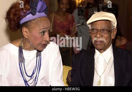 Foto File / Teresita Garcia Caturla 'Tete', (sinistra) principale del cantante Cubano Afro tutte le stelle e i cantanti Pio Leiva, sorrisi durante una conferenza stampa per presentare il suo primo CD presso il National Hotel, a l'Avana, Cuba. Ella è parte del gruppo dei leggendari musicisti cubani che hanno coltivato il 'Son Cubano' negli anni 1930-1950 e alcuni dei musicisti nel 1996, per registrare e fare presentazioni internazionale guadagnando un Grammy Award e Oscar nomination per il film "Buena Vista Social Club" di tedesco film del regista Wim Wenders. Ottobre 29, 1999. Credito: Jorge Rey/MediaPunch Foto Stock