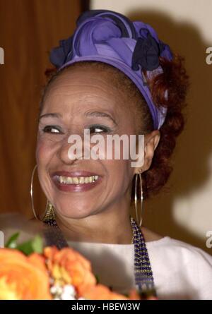 Foto File / Teresita Garcia Caturla 'Tete', cantante principale di Afro-cubano di tutte le stelle, sorrisi durante una conferenza stampa per presentare il suo primo CD da solista presso il National Hotel, a l'Avana, Cuba. Ella è parte del gruppo dei leggendari musicisti cubani che hanno coltivato il 'Son Cubano' negli anni 1930-1950 e alcuni dei musicisti nel 1996, per registrare e fare presentazioni internazionale guadagnando un Grammy Award e Oscar nomination per il film "Buena Vista Social Club" di tedesco film del regista Wim Wenders. Ottobre 29, 1999. Credito: Jorge Rey/MediaPunch Foto Stock