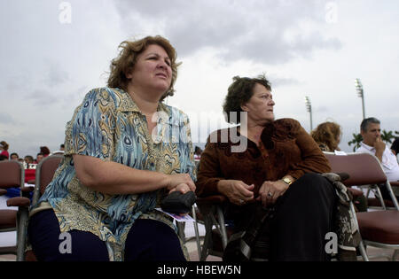 FILE foto / Aleida Marzo (R), moglie di Ernesto Guevara (Che Guevara), e sua figlia Aleida Guevara sono visto accanto al monumento di "Che", nella contea di Santa Clara, 23.01.2000. Credito: Jorge Rey/MediaPunch Foto Stock