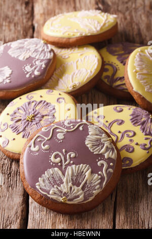 Round gingerbread cookie con fiori di glassa vicino sul piano verticale. Foto Stock