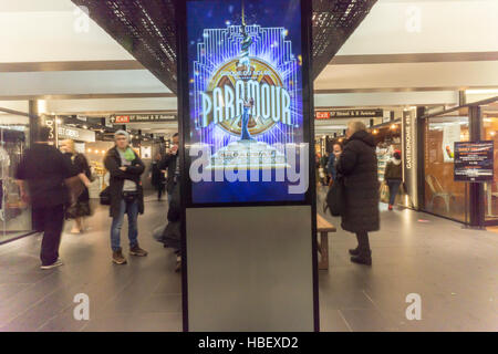 Promozione per il Cirque du Soleil musical di Broadway 'amante', in Turnstyle uno shopping e buongustai arcade nella metropolitana di New York Martedì, Novembre 29, 2016. "Amante' è al Teatro Lirico ed è circa la golden age di Hollywood. (© Richard B. Levine) Foto Stock