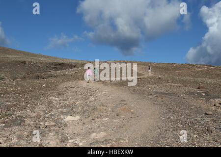 Walkers vicino alla sommità del vulcano estinto Montana Roja a Playa Blanca, Lanzarote Foto Stock