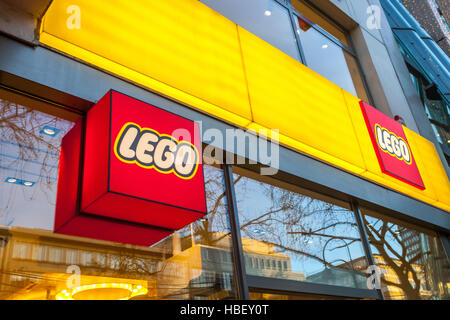 Firma il logo Lego, Berlino Germania Foto Stock