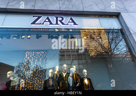 Negozio Zara, negozio di moda, cartello Zara Window Kurfurstendamm, Kudamm, Berlino, Germania Foto Stock