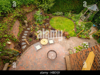 Giardino moderno visto da sopra con prato circolare e blocchi di patio pavimentato Foto Stock