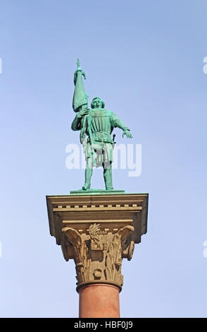 Colonna con la statua di Engelbrekt Engelbrektsson (svedese leader ribelle e successivamente più) sulla piazza del Municipio e a Gamla Stan skyline, Stoccolma Foto Stock