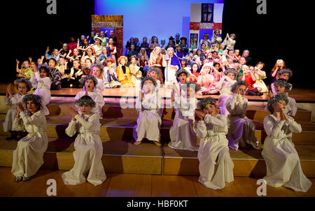 Junior School della pupilla in una scena da loro 2016 Natale Giochi a scuola, Hampshire, Regno Unito. Foto Stock