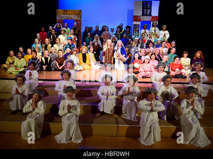 Junior School della pupilla in una scena da loro 2016 Natale Giochi a scuola, Hampshire, Regno Unito. Foto Stock