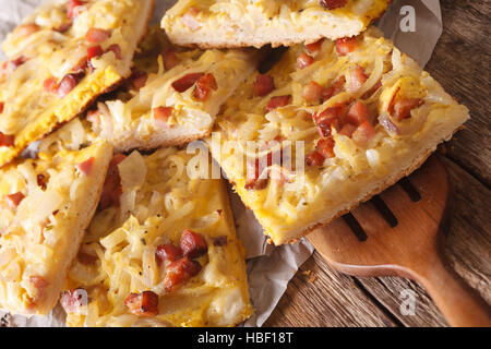 Alsaziano di torta di cipolle con prosciutto sul tavolo di legno closeup. Posizione orizzontale Foto Stock