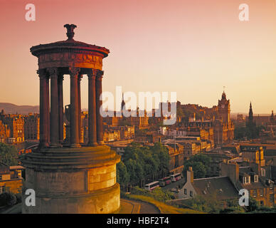 Lo skyline di Edimburgo e Dugald Stewart Memorial vista da Calton Hill, Edimburgo, Lothian, Scozia, Regno Unito Foto Stock