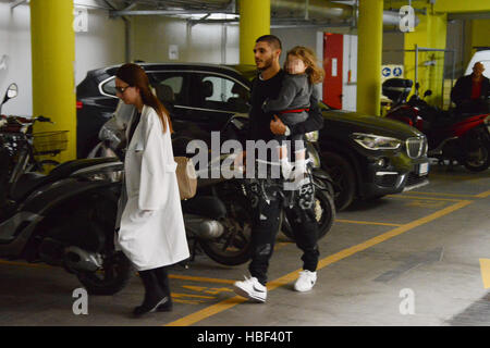 Mauro Icardi e Wanda Nara di lasciare la clinica di Milano, Italia, con le loro figlie Francesca e il neonato Isabella. Dotato di: Mauro Icardi Dove: Milano, Lombardia, Italia Quando: 31 Ott 2016 Credit: IPA/WENN.com * * disponibile solo per la pubblicazione nel Regno Unito e Stati Uniti Foto Stock