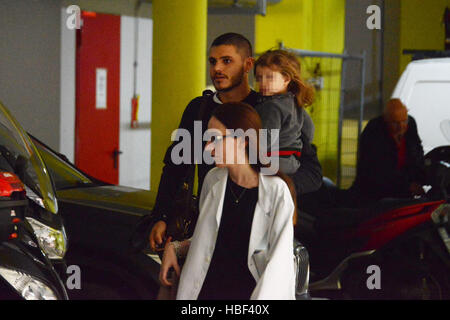 Mauro Icardi e Wanda Nara di lasciare la clinica di Milano, Italia, con le loro figlie Francesca e il neonato Isabella. Dotato di: Mauro Icardi Dove: Milano, Lombardia, Italia Quando: 31 Ott 2016 Credit: IPA/WENN.com * * disponibile solo per la pubblicazione nel Regno Unito e Stati Uniti Foto Stock