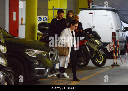 Mauro Icardi e Wanda Nara di lasciare la clinica di Milano, Italia, con le loro figlie Francesca e il neonato Isabella. Dotato di: Mauro Icardi Dove: Milano, Lombardia, Italia Quando: 31 Ott 2016 Credit: IPA/WENN.com * * disponibile solo per la pubblicazione nel Regno Unito e Stati Uniti Foto Stock