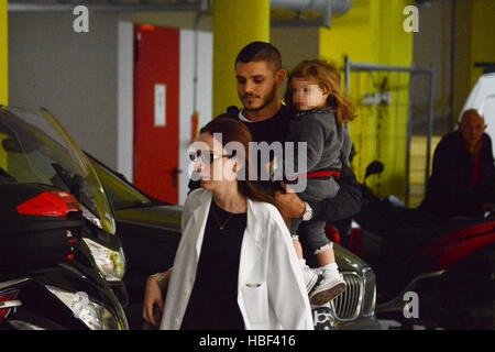 Mauro Icardi e Wanda Nara di lasciare la clinica di Milano, Italia, con le loro figlie Francesca e il neonato Isabella. Dotato di: Mauro Icardi, Wanda Nara Dove: Milano, Lombardia, Italia Quando: 31 Ott 2016 Credit: IPA/WENN.com * * disponibile solo per publicatio Foto Stock