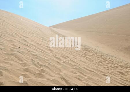 Nelle dune di sabbia di Huacachina Oasis Perù Foto Stock