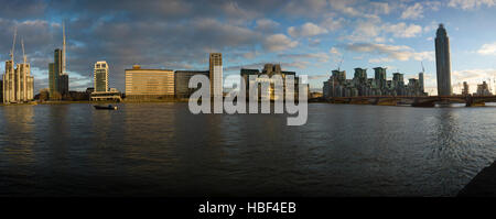 Londra. MI6 / SIS HQ a Vauxhall Cross si vede attraverso il Fiume Tamigi a Millbank. Dicembre 2016 Foto Stock