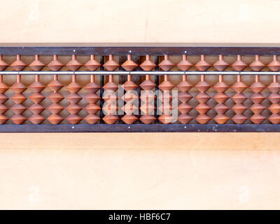 Abacus giapponese chiamato Soroban sul tavolo di legno Foto Stock