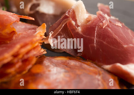 Un mucchio di differenti embutido spagnolo, jamon, il Chorizo e il lomo embuchado Foto Stock