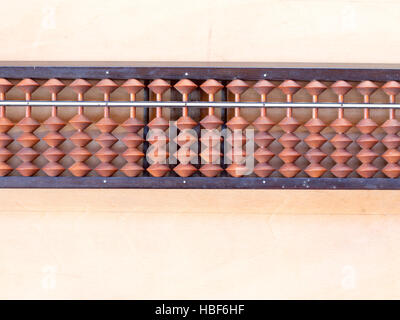 Abacus giapponese chiamato Soroban sul tavolo di legno Foto Stock