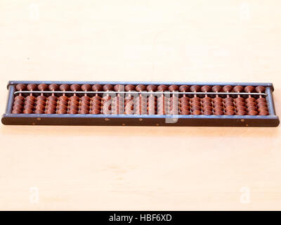 Abacus giapponese chiamato Soroban sul tavolo di legno Foto Stock